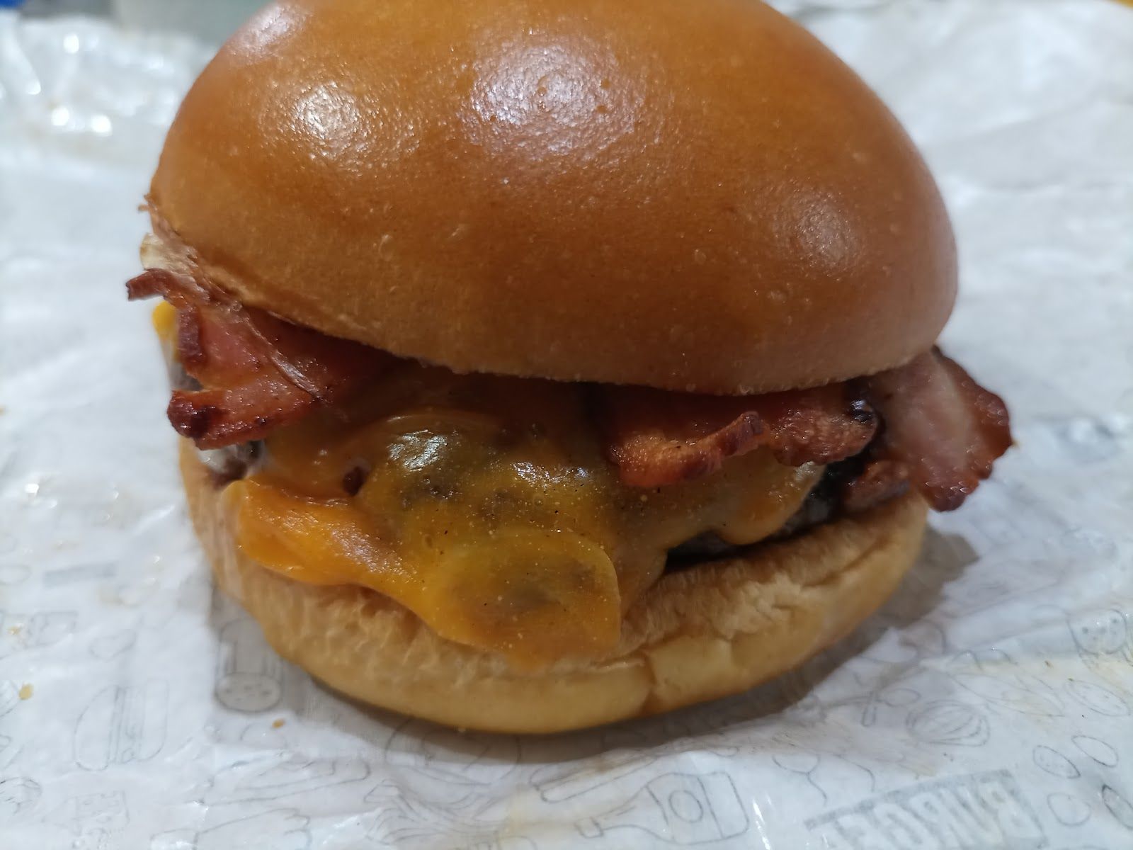 Hambúrguer com bacon crocante