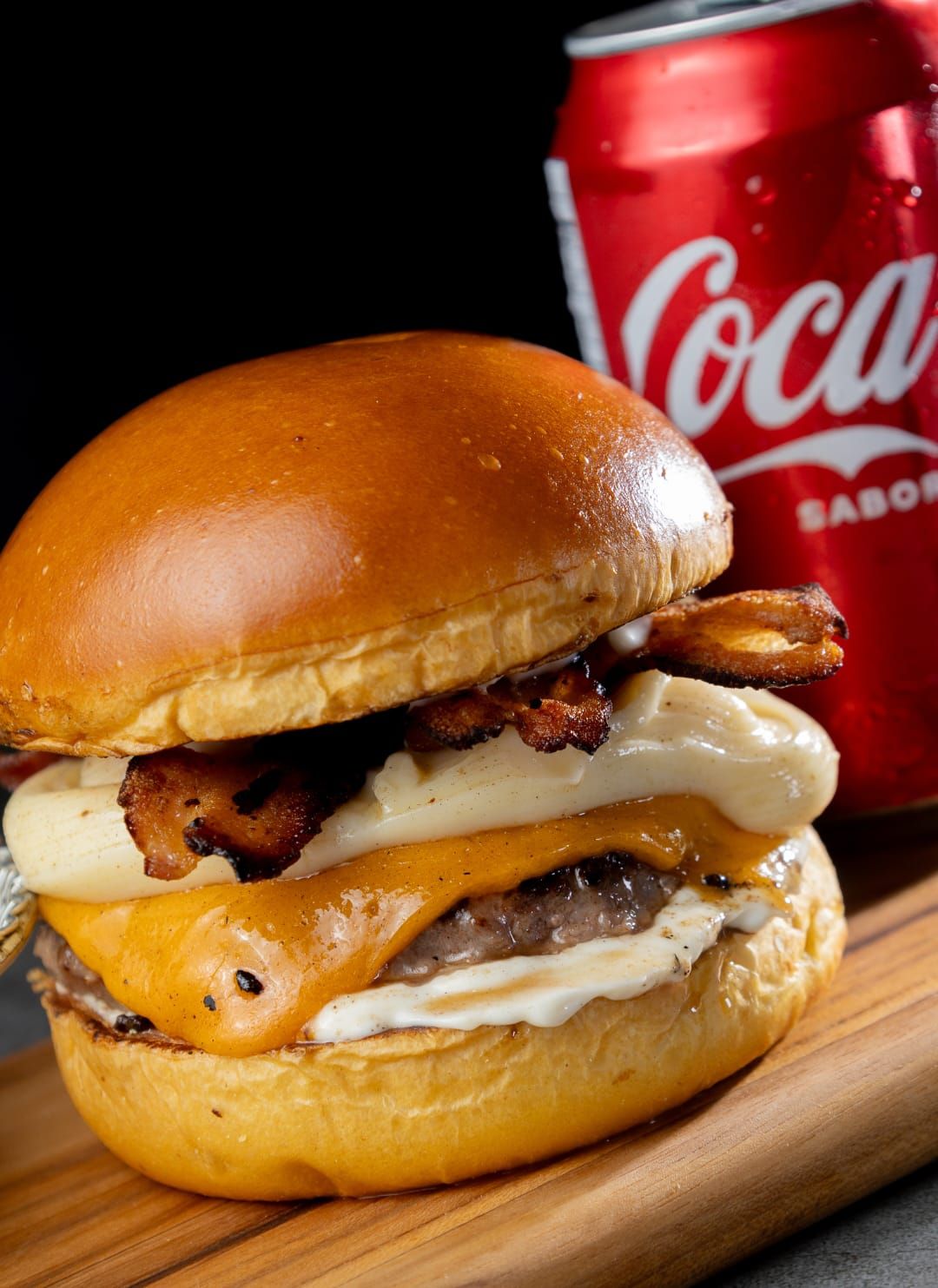 Hambúrguer com bacon e queijo derretido